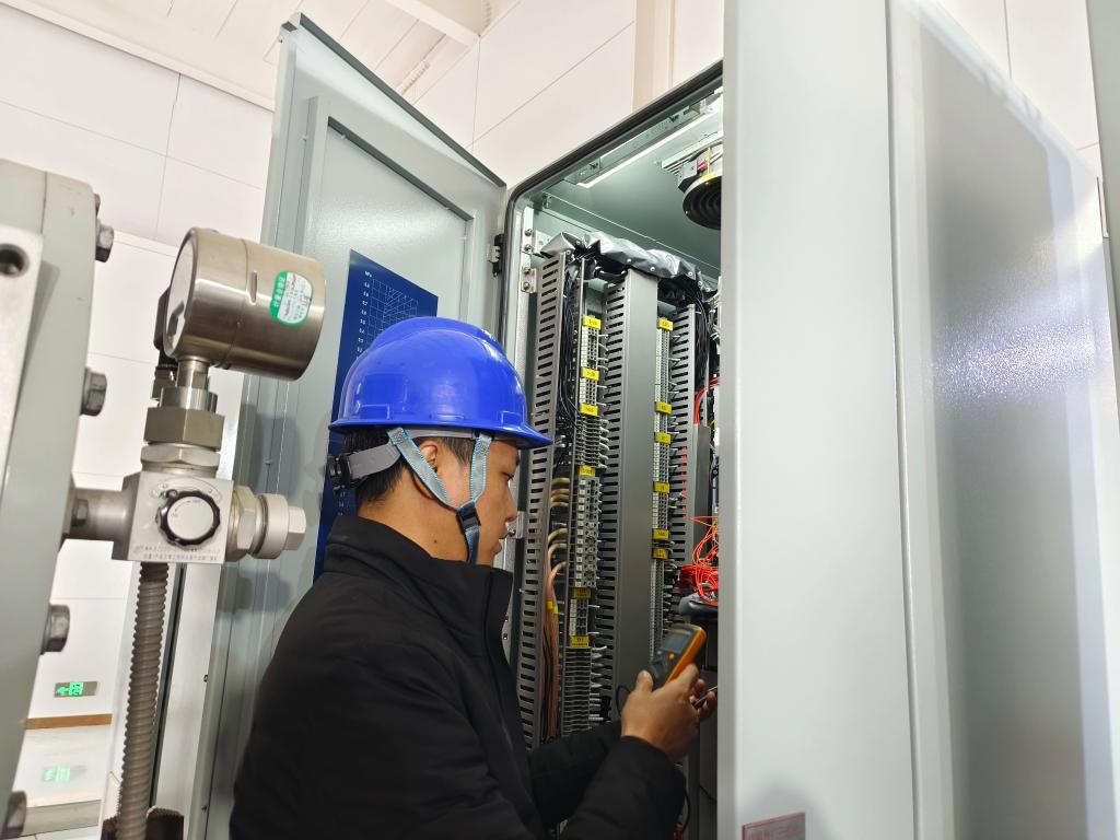 主题教育 · 建新功 | 科技登高——yl6776永利集团有限自研GIS就地监测显示装置实现首次工程应用-yl6776永利集团